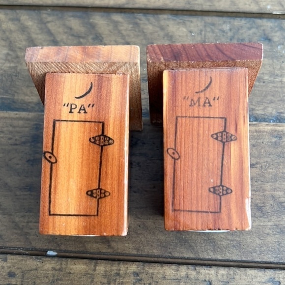 Vintage Wooden Outhouse Salt And Pepper Shakers -Ma & "Pa - Picture 5 of 6